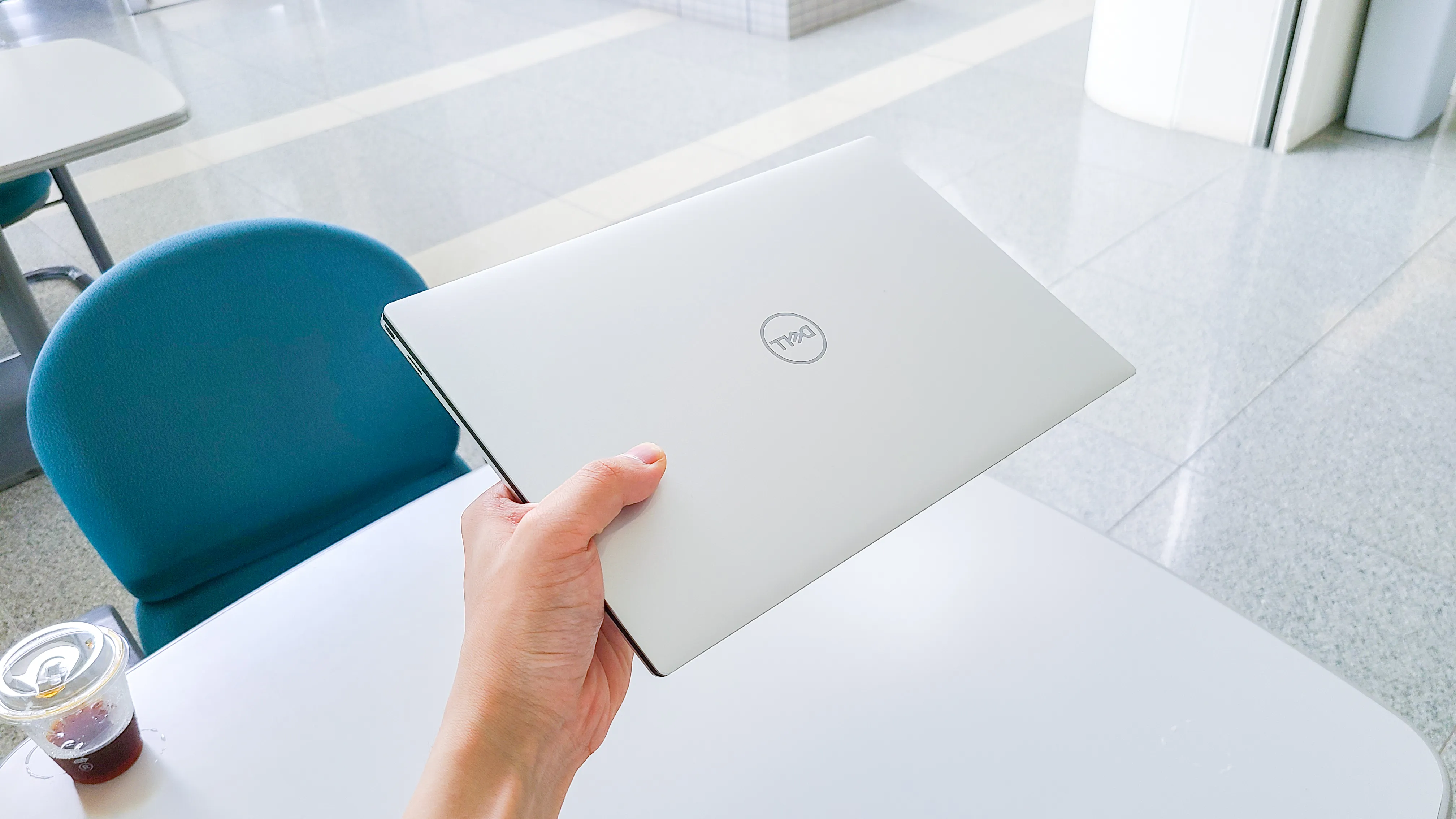 XPS13を手に持っている